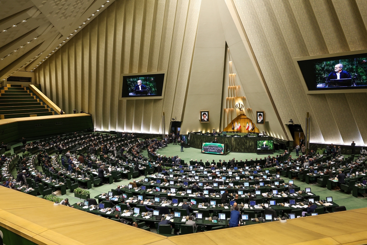 نمایندگان مجلس شورای اسلامی با سه‌شیفته‌شدن جلسات علنی مجلس برای بررسی لایحه بودجه ۱۴۰۴ موافقت کردند.