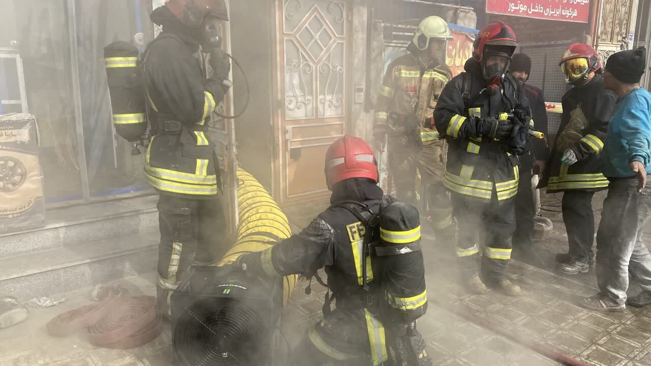 آتشسوزی یک کارگاه در خیابان کرامت مشهد با دو مصدوم(۱۳ آذر ۱۴۰۳) آتشسوزی یک کارگاه در خیابان کرامت مشهد با دو مصدوم(۱۳ آذر ۱۴۰۳)