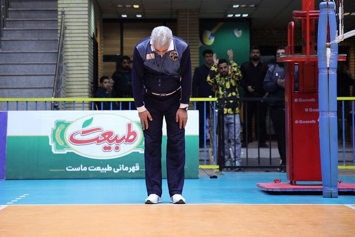 داور بین‌المللی مشهدی در هفته پایانی دور رفت لیگ‌برتر والیبال، از دنیای قضاوت خداحافظی کرد و حالا باید نیم‌فصل دوم را به احتمال زیاد به‌عنوان ناظر داوری در این عرصه فعالیت کند.