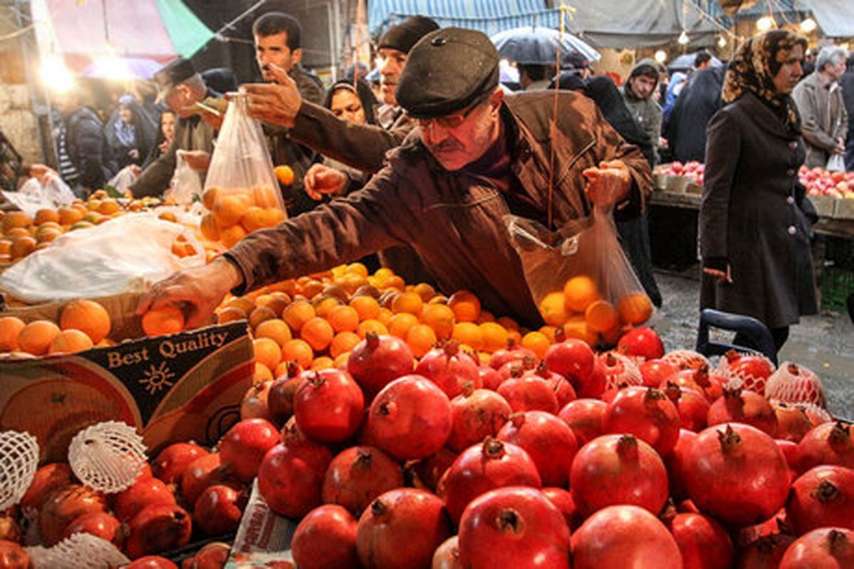 اتحادیه بارفروشان مشهد نرخ انار درجه دو در میادین میوه و تره بار را کیلویی ۱۵ هزار تومان، درجه یک کیلویی ۶۰ هزار تومان و ممتاز را کیلویی ۸۵ هزار تومان اعلام کرد.