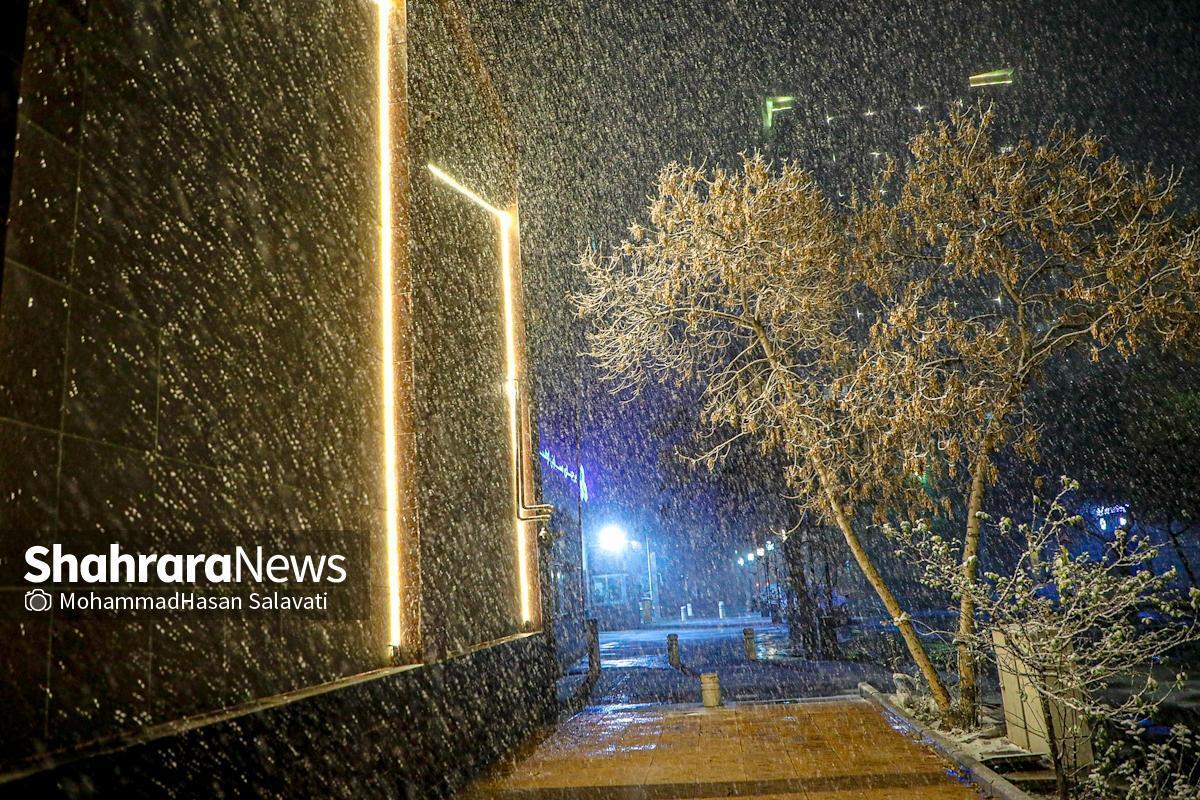 بارش برف و کاهش دمای محسوس در مشهد مقدس از شب گذشته (۲۴ آذر ۱۴۰۳) آغاز شده و براساس پیش‌بینی‌های هواشناسی بارش برف تا بعدازظهر امروز (۲۵ آذر ۱۴۰۳) ادامه خواهد داشت.