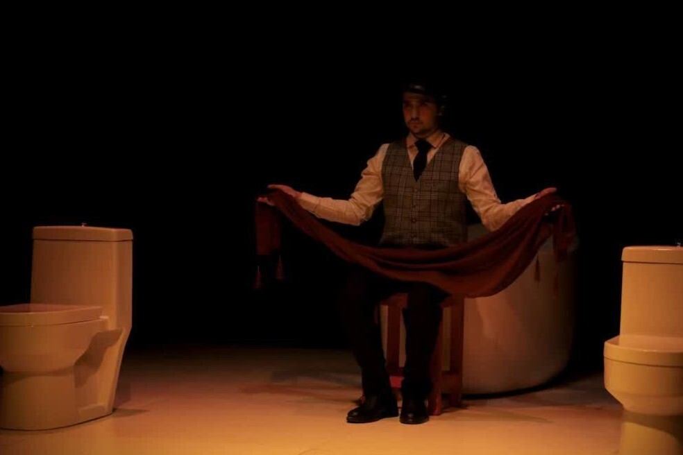 تجربهای نو در اثر جدید علی حاتمینژاد| نگاهی به نمایش هپی هملتاند بر روی صحنه تماشاخانه استاد نوری تجربهای نو در اثر جدید علی حاتمینژاد| نگاهی به نمایش هپی هملتاند بر روی صحنه تماشاخانه استاد نوری