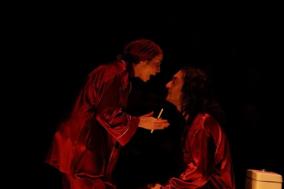 تجربهای نو در اثر جدید علی حاتمینژاد| نگاهی به نمایش هپی هملتاند بر روی صحنه تماشاخانه استاد نوری تجربهای نو در اثر جدید علی حاتمینژاد| نگاهی به نمایش هپی هملتاند بر روی صحنه تماشاخانه استاد نوری