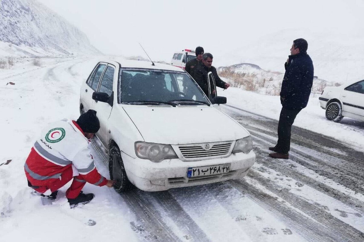 سخنگوی سازمان مدیریت بحران کشور گفت: ۱۰۰۴ خودرو در جاده‌های یخبندان و کوهستانی گرفتار بودند که توسط هلال احمر کمک رسانی شدند.