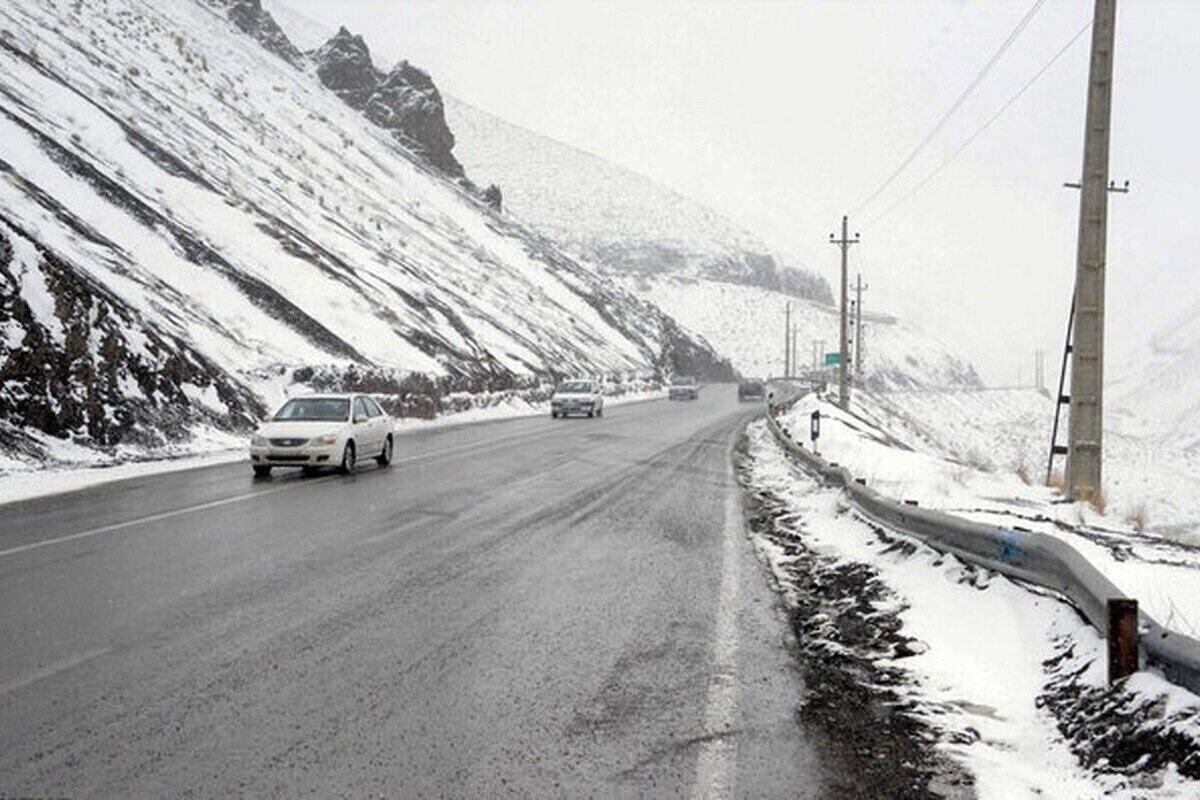 مسیر جاده تهران-چالوس یکی از زیباترین جاده‌های شمالی کشور است و این مسیر در روز‌های برفی و زمستانی رنگ و شکلی سفید و منحصر‌به‌فرد به خود می‌گیرد.