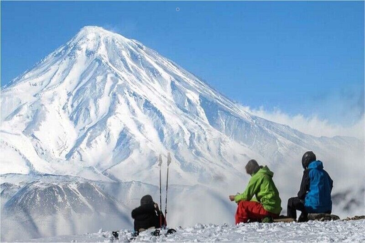 ویدئویی از محمدرضا عرفانی از قله باشکوه دماوند در این روزهای برفی را مشاهده می‌کنید.