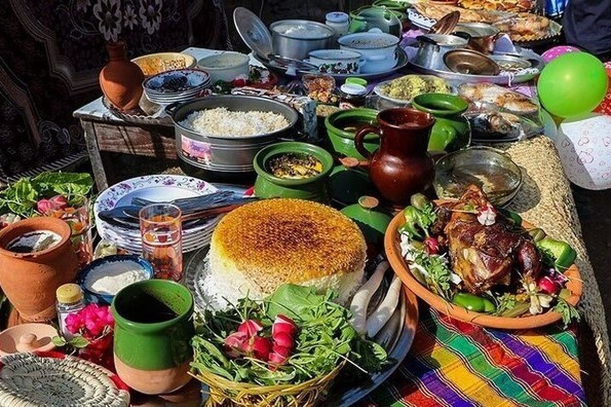 بانوان قرآنی، هیئات مذهبی و اعضای پایگاه‌های بسیج ملایر، با هدف کمک به مردم لبنان و فلسطین و در راستای اجرای پویش «ایران همدل»، هشتم آذر ۱۴۰۳، جشنواره غذا برگزار می‌کنند.