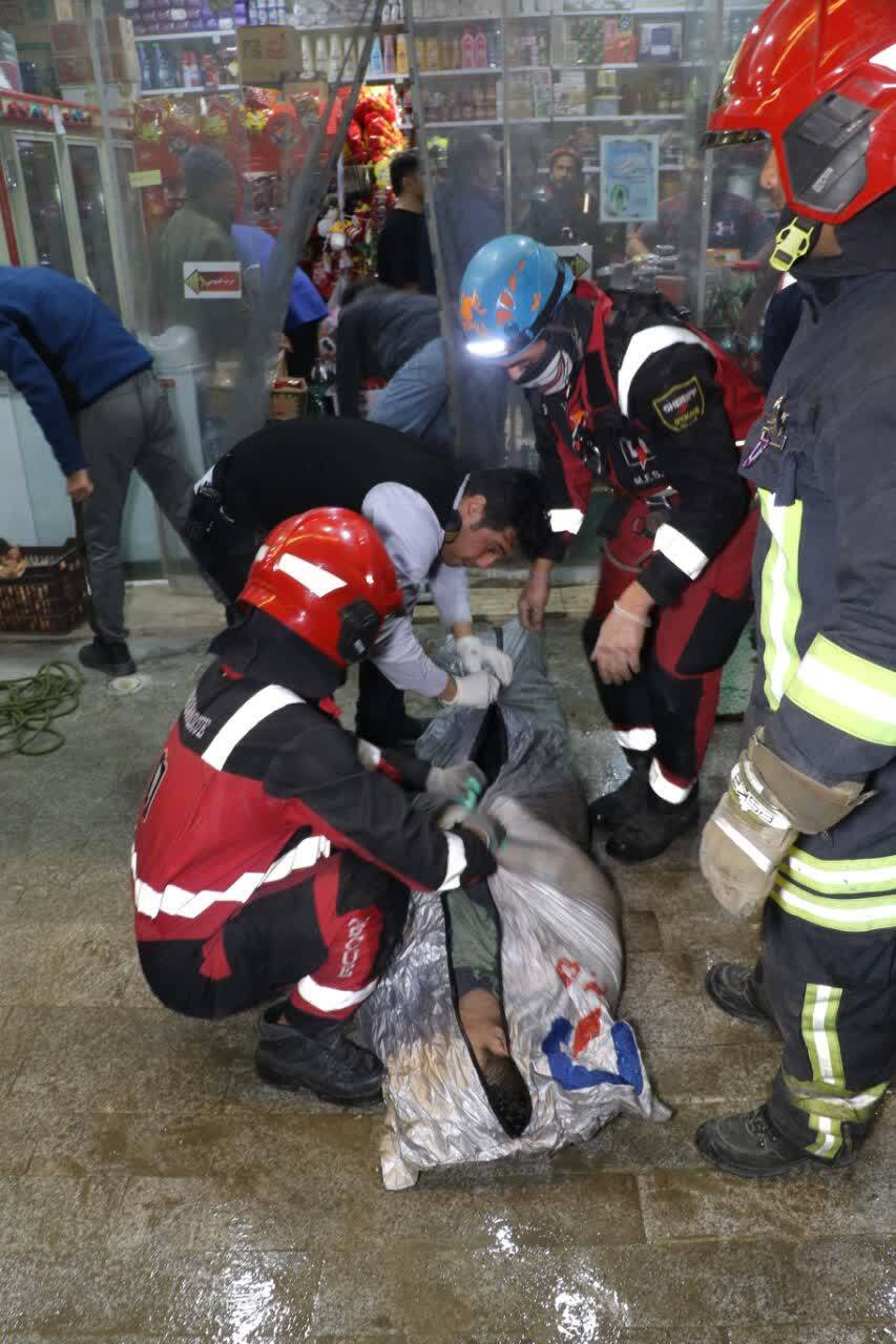 مرگ سه کارگر جوان حین لایروبی در خیابان پنجتن مشهد (دوشنبه ۵ آذر ۱۴۰۳) مرگ سه کارگر جوان حین لایروبی در خیابان پنجتن مشهد (دوشنبه ۵ آذر ۱۴۰۳)