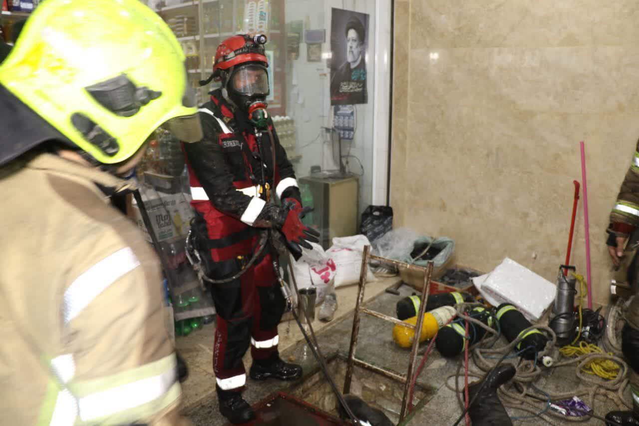 مرگ سه کارگر جوان حین لایروبی در خیابان پنجتن مشهد (دوشنبه ۵ آذر ۱۴۰۳) مرگ سه کارگر جوان حین لایروبی در خیابان پنجتن مشهد (دوشنبه ۵ آذر ۱۴۰۳)