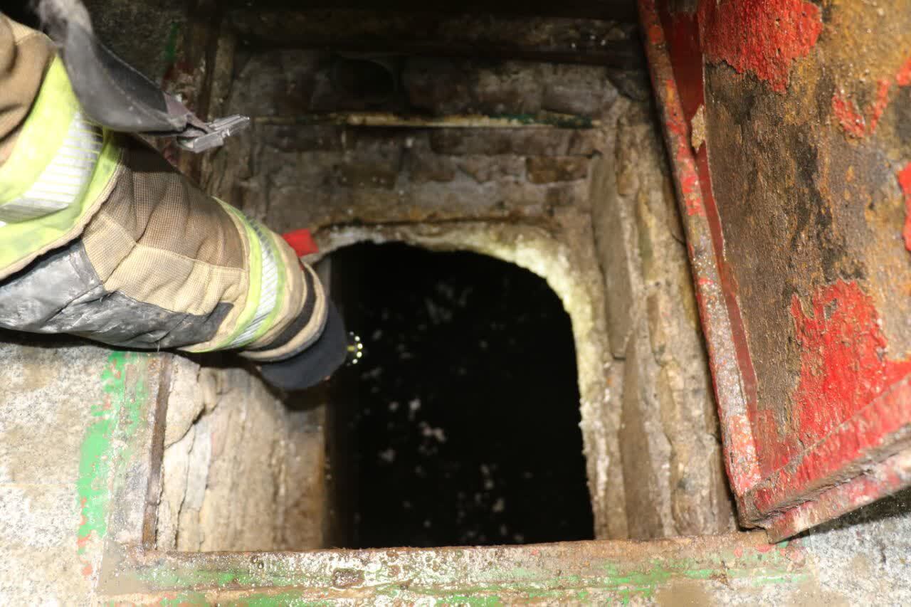 مرگ سه کارگر جوان حین لایروبی در خیابان پنجتن مشهد (دوشنبه ۵ آذر ۱۴۰۳) مرگ سه کارگر جوان حین لایروبی در خیابان پنجتن مشهد (دوشنبه ۵ آذر ۱۴۰۳)