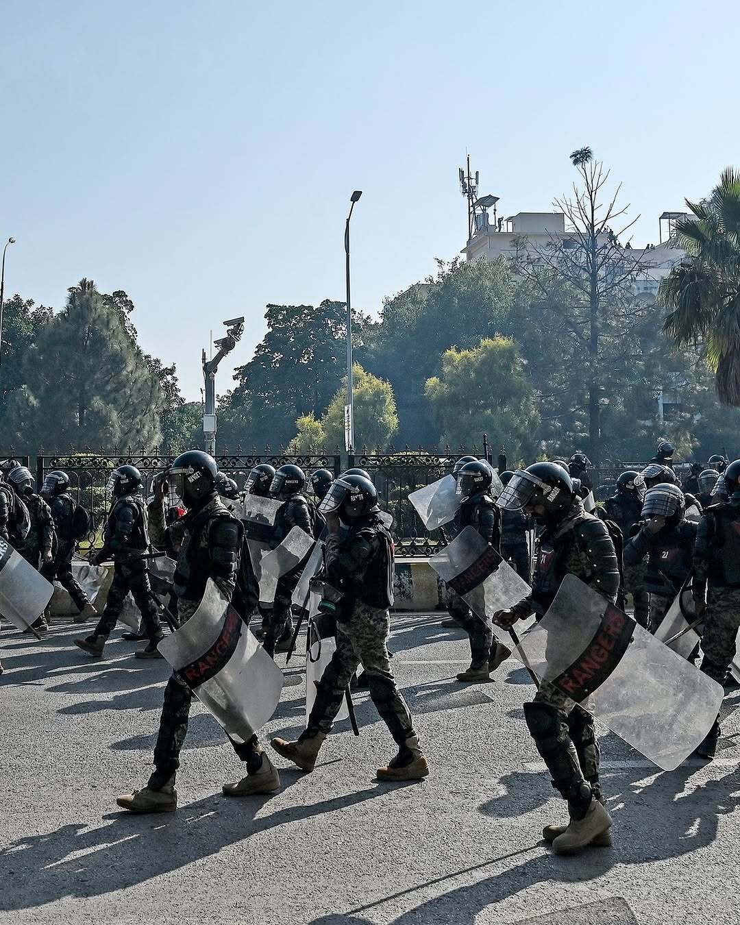 عکس‌هایی از ادامه درگیری میان هواداران عمران خان و پلیس در پاکستان