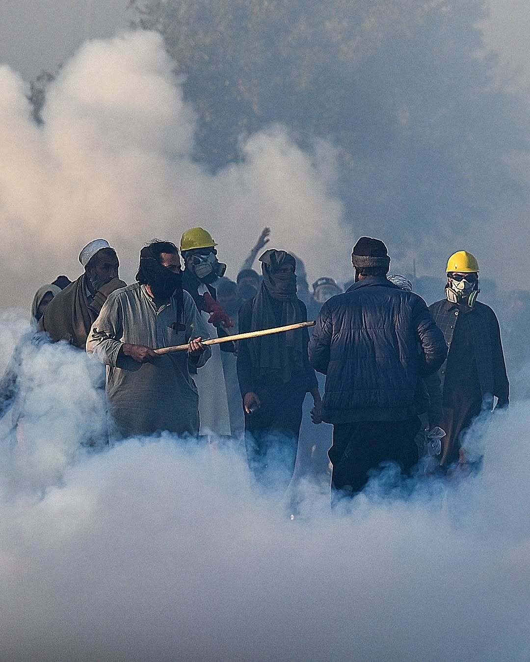 عکس‌هایی از ادامه درگیری میان هواداران عمران خان و پلیس در پاکستان