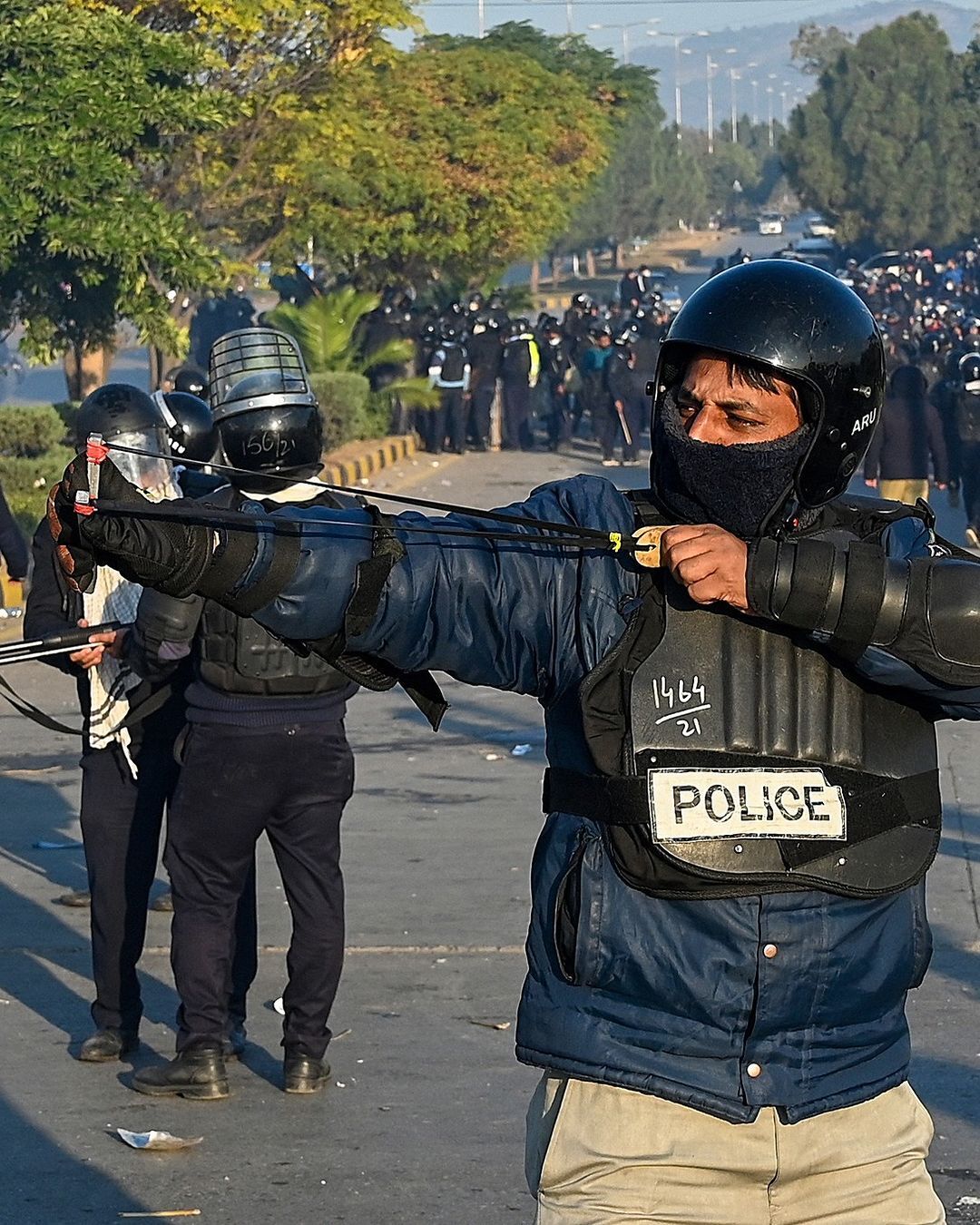 عکس‌هایی از ادامه درگیری میان هواداران عمران خان و پلیس در پاکستان