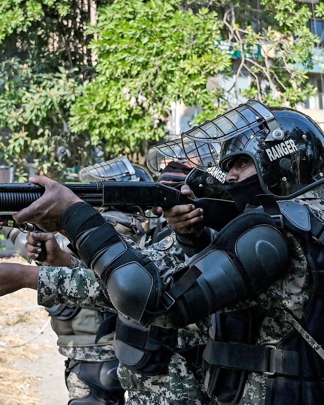 عکس‌هایی از ادامه درگیری میان هواداران عمران خان و پلیس در پاکستان