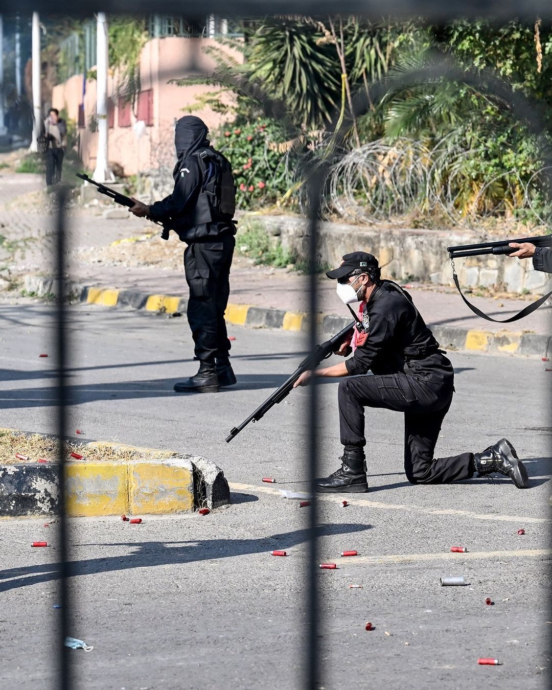 عکس‌هایی از ادامه درگیری میان هواداران عمران خان و پلیس در پاکستان
