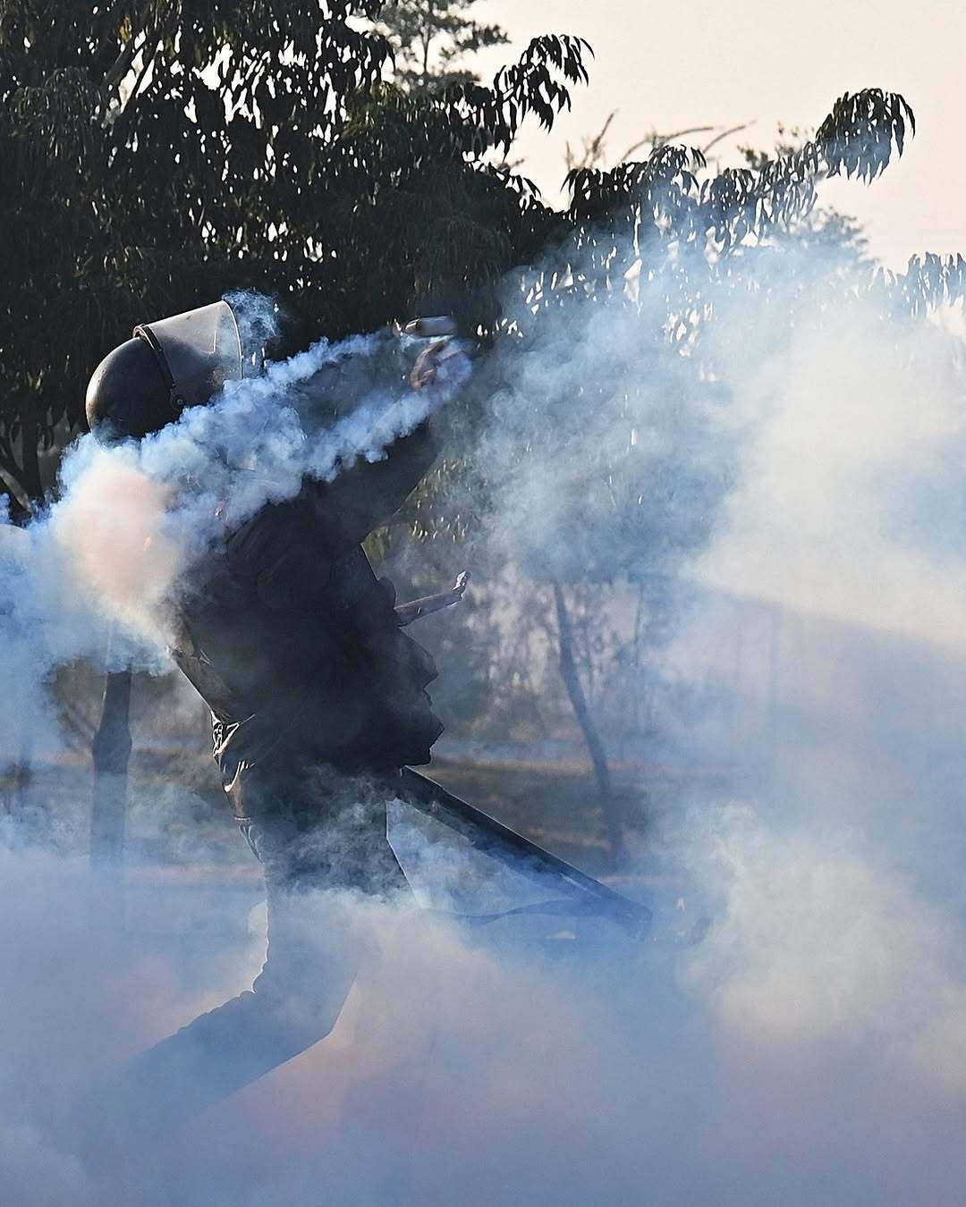 عکس‌هایی از ادامه درگیری میان هواداران عمران خان و پلیس در پاکستان