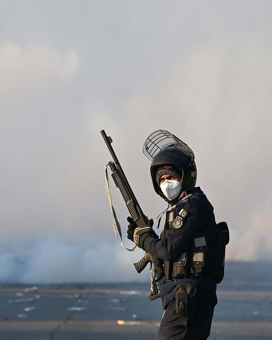 عکس‌هایی از ادامه درگیری میان هواداران عمران خان و پلیس در پاکستان