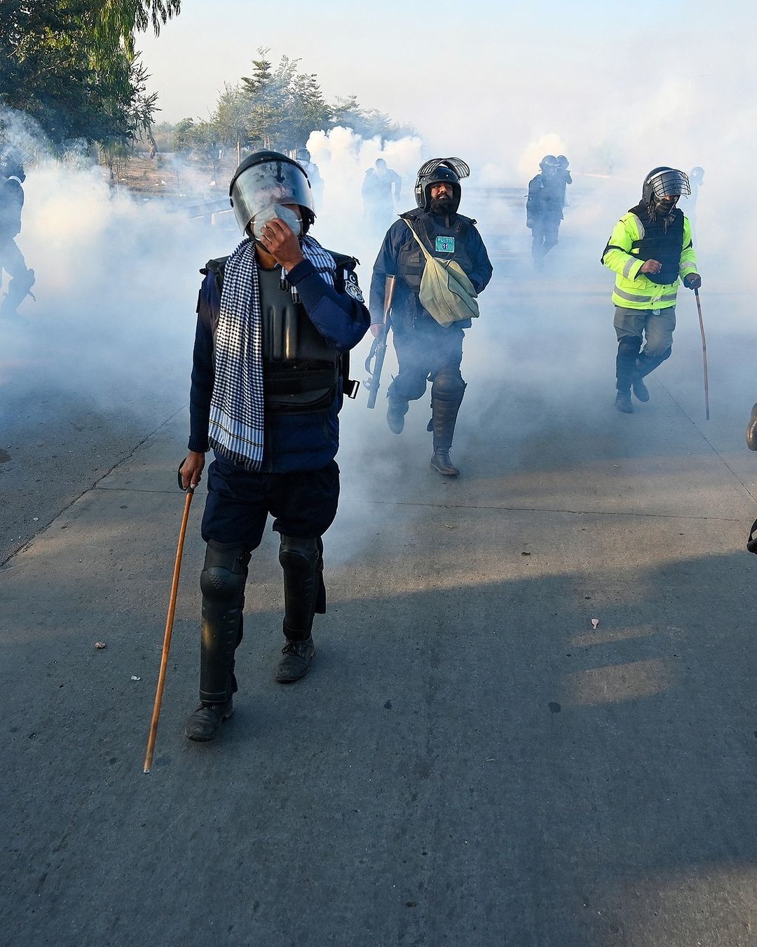 عکس‌هایی از ادامه درگیری میان هواداران عمران خان و پلیس در پاکستان