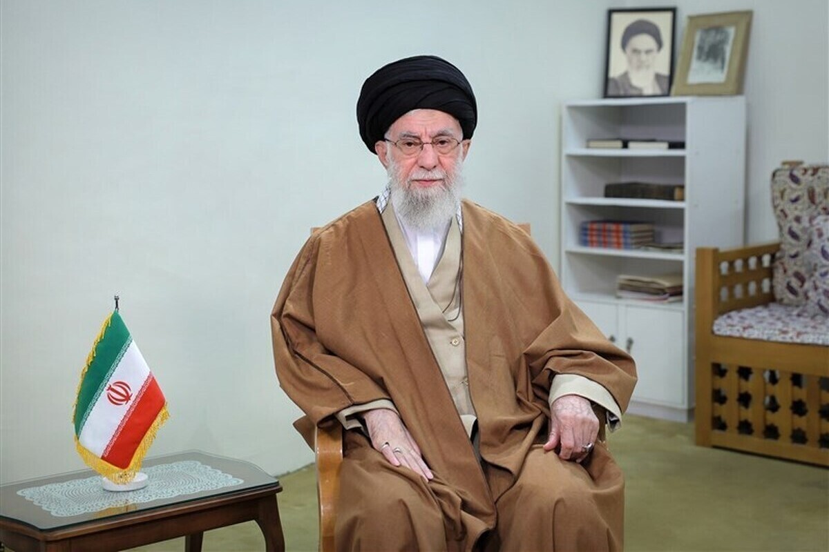 ضبط پیام نوروزی رهبر معظم انقلاب در مکانی جدید و نصب عکس آیت الله سیدعبدالحسین لاری در پشت سر ایشان، توجهات عمومی را به اهمیت شخصیت این عالم مجاهد در پیش مقام معظم رهبری هدایت کرد.