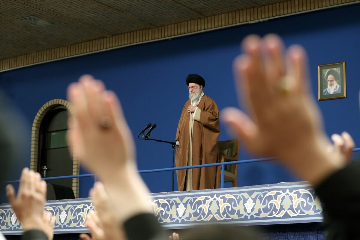 مراسم دیدار نوروزی اقشار مختلف مردم با رهبر انقلاب اسلامی، در حسینیه امام خمینی (ره) برگزار شد.