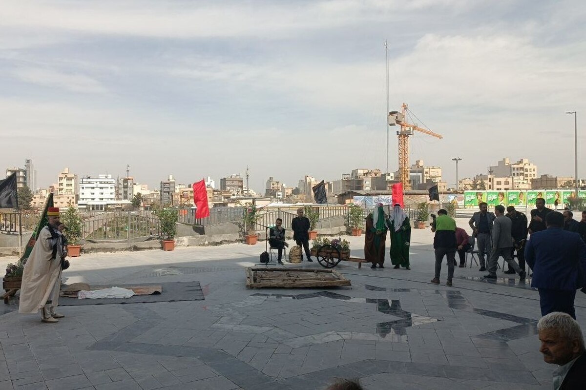 با نمایش‌های جذاب و برنامه‌های شاد هنرمندان که از ۲۵ اسفندماه در پایانه مسافربری امام‌رضا(ع) در جریان است، چه‌بسیار لبخند‌هایی که بر چهره‌های خسته زائران می‌نشیند، چه‌بسیار کودکانی که با هدیه‌های رنگارنگ غرق شادی می‌شوند و مهم‌تر از همه، چه میزبانی شایسته‌ای که با مهربانی آغاز می‌شود.