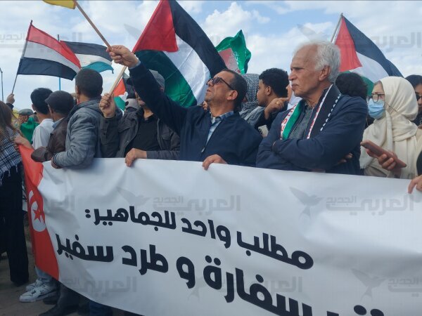 مردم تونس در حمایت از غزه مقابل سفارت آمریکا تجمع کردند مردم تونس در حمایت از غزه مقابل سفارت آمریکا تجمع کردند