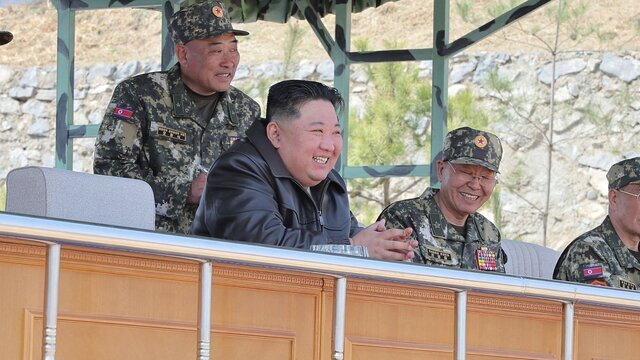 بازدید کیم جونگ اون از روند تمرینات یگانهای عملیاتی ویژه کره شمالی + عکس بازدید کیم جونگ اون از روند تمرینات یگانهای عملیاتی ویژه کره شمالی + عکس