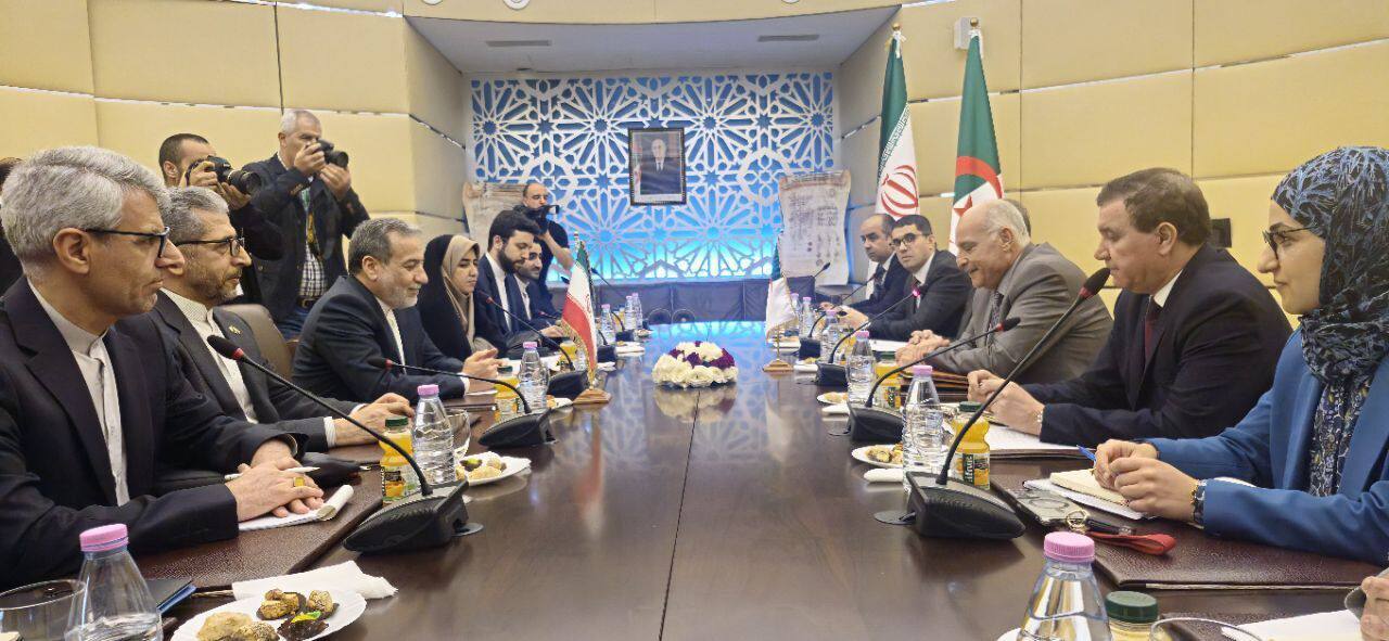 عراقچی با وزیر خارجه الجزایر دیدار کرد (۱۹ فروردین ۱۴۰۴) عراقچی با وزیر خارجه الجزایر دیدار کرد (۱۹ فروردین ۱۴۰۴)