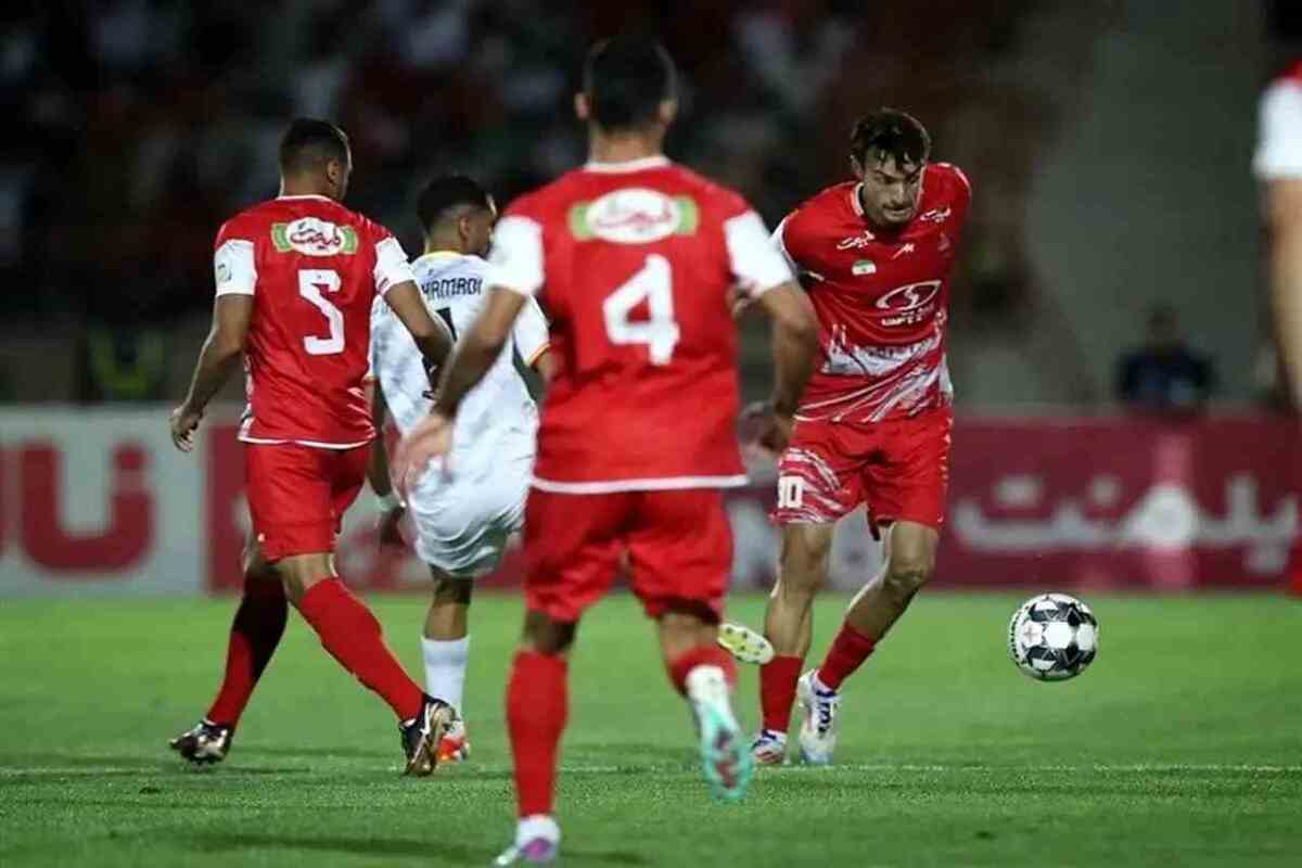 بازی پرسپولیس و نساجی لحظاتی قبل به پایان رسید.