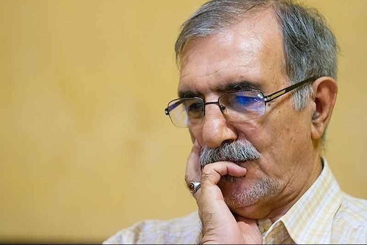 بالاخره یک عکس از امام لای آن انبوه کتاب و یادداشت و دفترچه، کار را یکسره کرد و دستبند، به دستان بی‌دفاع سیدعلی موسوی گرمارودی قفل شد. چشمانش را بستند و تا خود بازداشتگاه دیگر کسی چیزی نگفت.