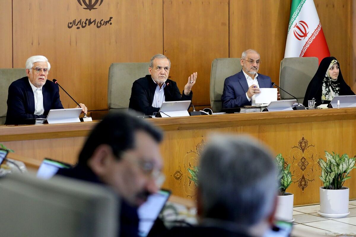 در جلسه امروز هیات دولت مقرر شد تمام ساختمان‌ها و مراکز دولتی در کوتاه‌ترین زمان به پنل‌های خورشیدی مجهیز شده و مصرف آنها از شبکه سراسری قطع شود.
