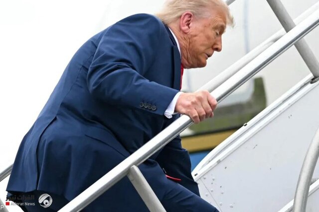 احتیاط ترامپ در پایین آمدن از پله‌ها توجه رسانه‌ها را جلب کرد