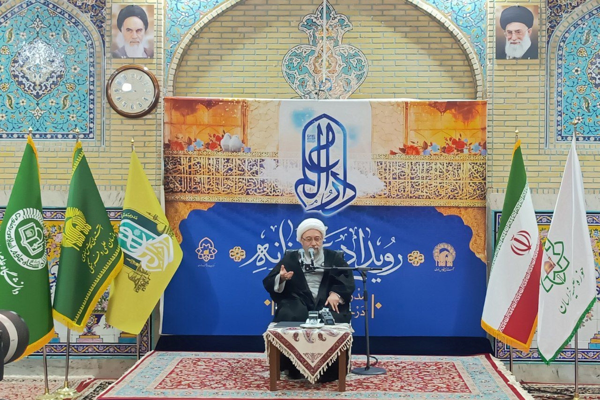 آملی لاریجانی: هزینه استقلال را می&zwnj;پردازیم تا عزت خود را حفظ کنیم