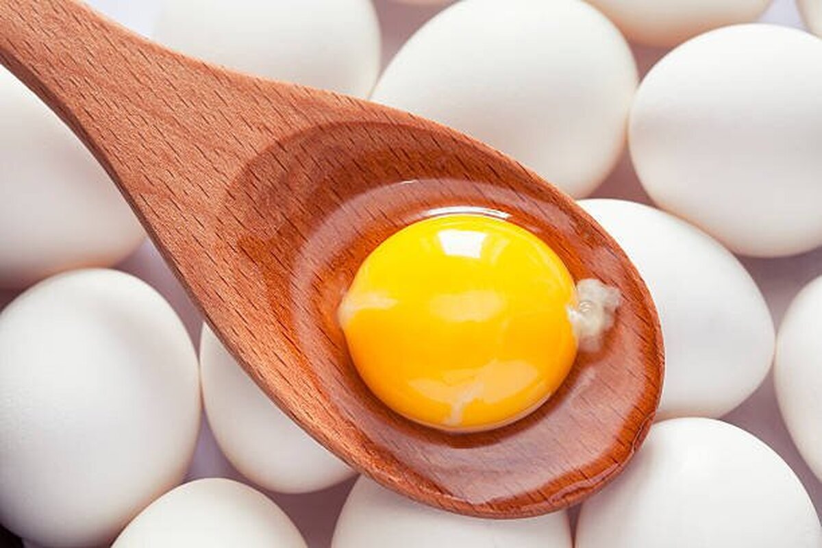 آیا مصرف زرده خام یا نیم&zwnj;پز تخم&zwnj;مرغ برای گلو درد مفید است؟