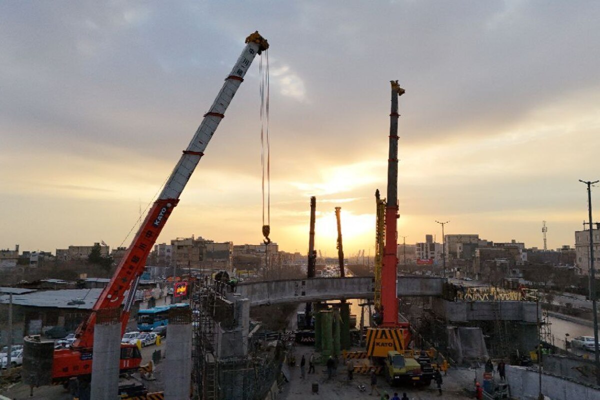 نصب ۴ تیر پیش&zwnj;ساخته دوربرگردان غیرهمسطح شرق ابوطالب مشهد در ۴۸ ساعت