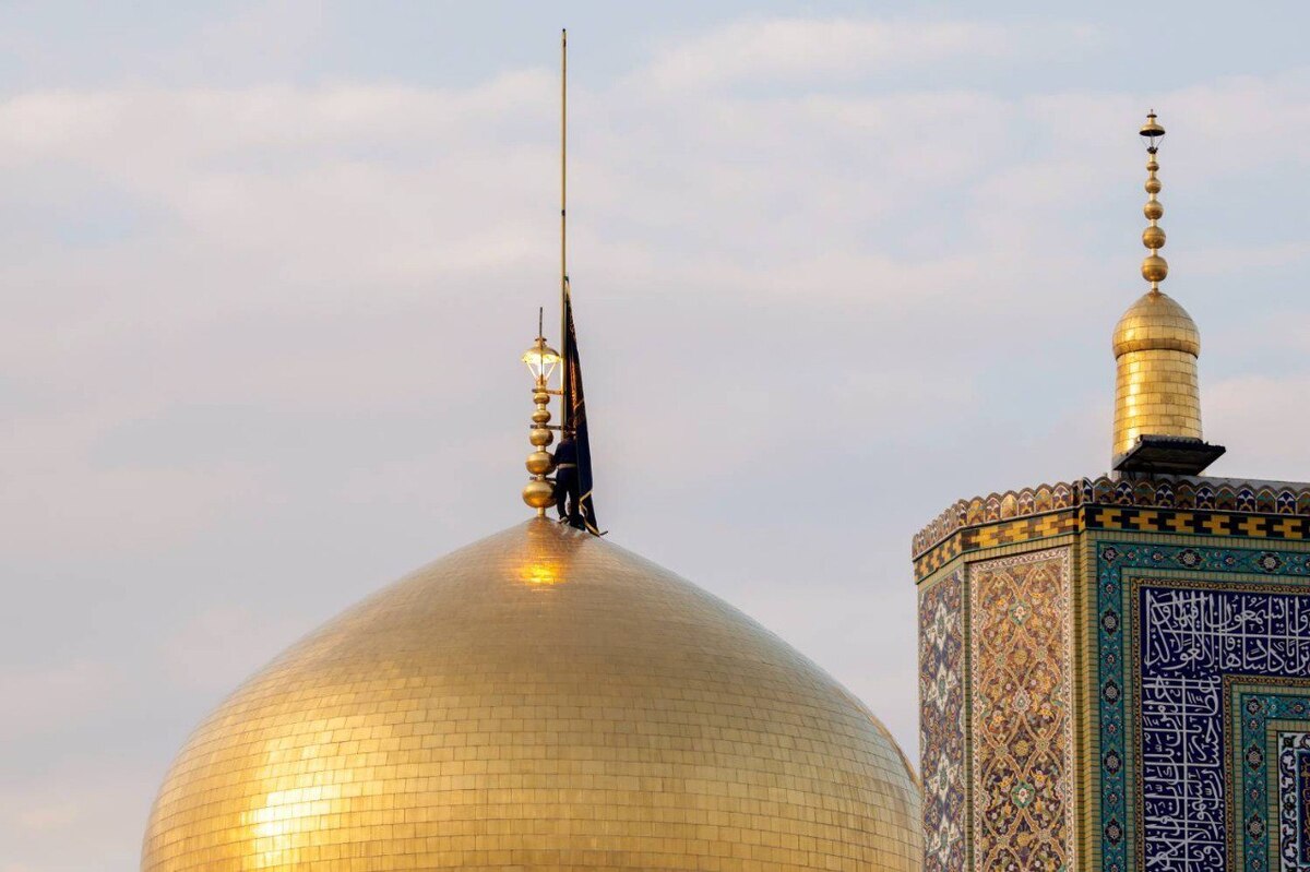 تعویض پرچم گنبد حرم امام&zwnj;رضا(ع) در شب رحلت حضرت زینب(س) + فیلم