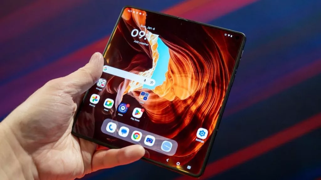 موتورولا با Razr Fold وارد بازار گوشی‌های تاشوی کتابی شد