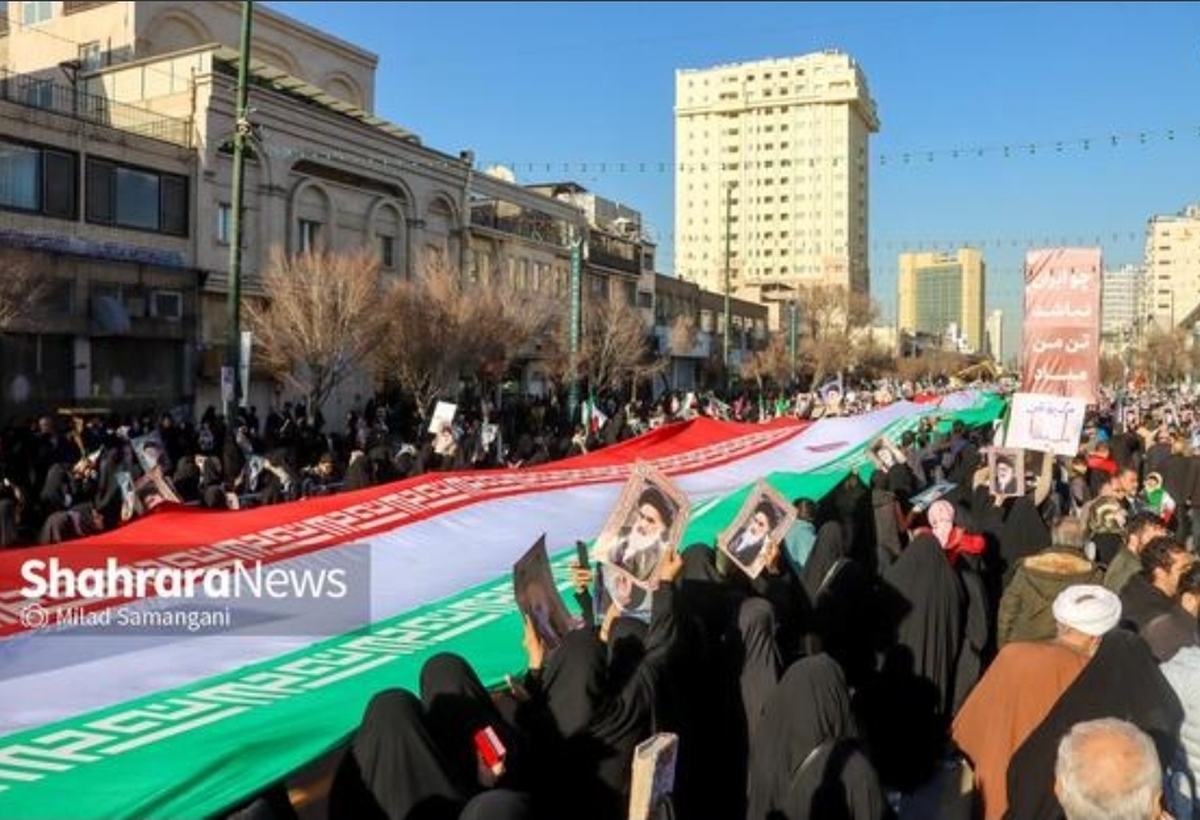 حضور گسترده بانوان مشهدی در راهپیمایی امروز| دختران دهه ۹۰ که در دامن مادران انقلابی، پرورش یافته&zwnj;اند