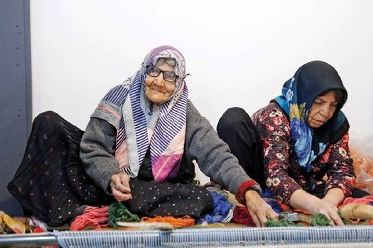 گلیم‌بافی عشق این مادر ۱۰۰ساله است