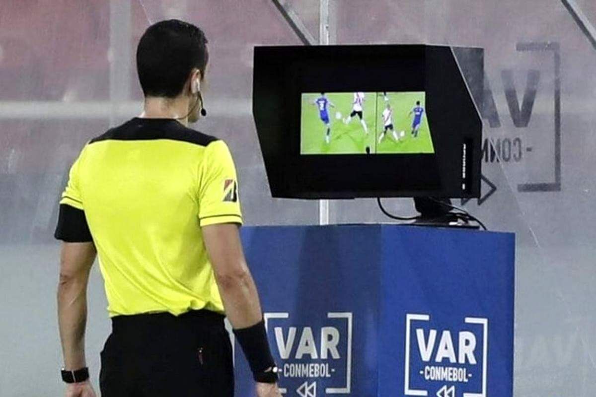 هشدار فدراسیون فوتبال به صداوسیما برای استقرار نادرست دوربین VAR در رفسنجان