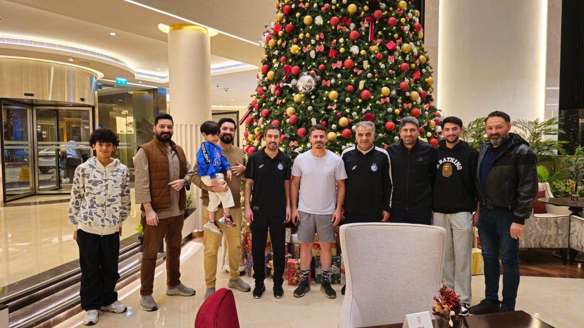 یک مهمان ویژه در اردوی استقلال + عکس