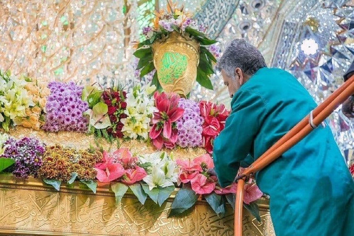 ویدئو | گل‌آرایی حرم حضرت اباعبدالله الحسین (ع) در آستانه اعیاد شعبانیه