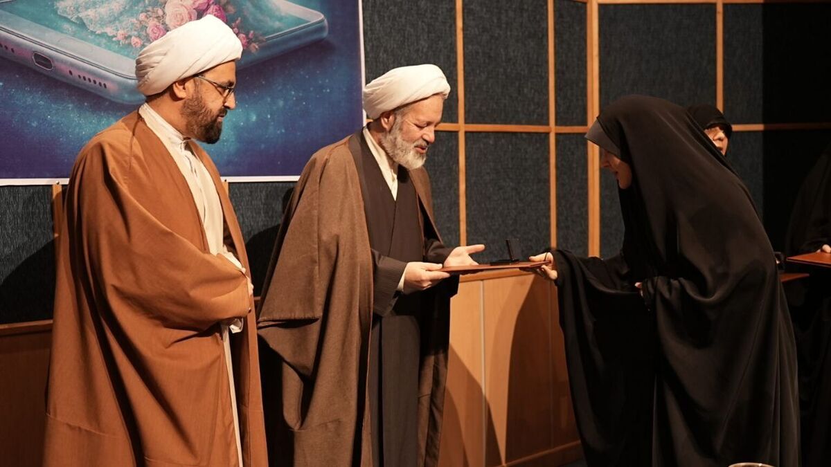 تجلیل از بانوی طلبه حوزه علمیه خراسان در هفدهمین همایش کوثر هدایت