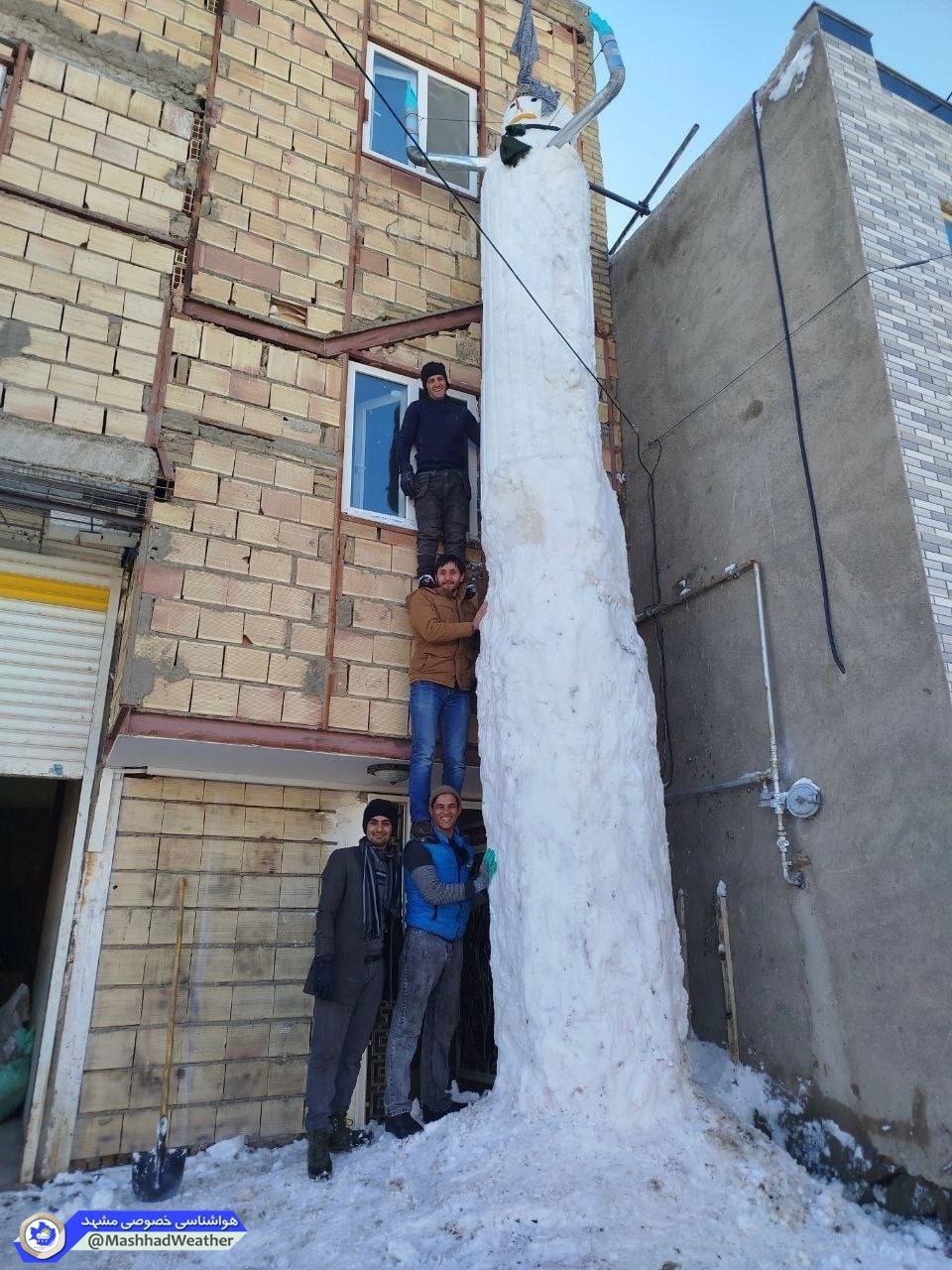 ساخت آدم برفی ۸ متری در مشهد + عکس