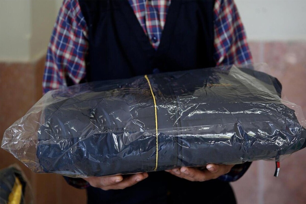 توزیع ۱۰۰ دست کاپشن بین دانش‌آموزان مدارس حاشیه شهر مشهد