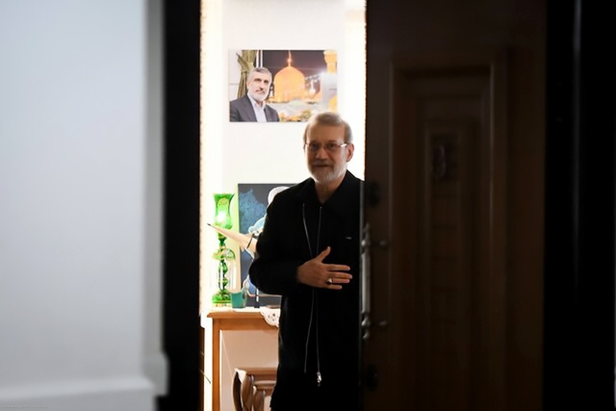 علی لاریجانی به دیدار خانواده شهیدان حاجی‌زاده و باقری رفت