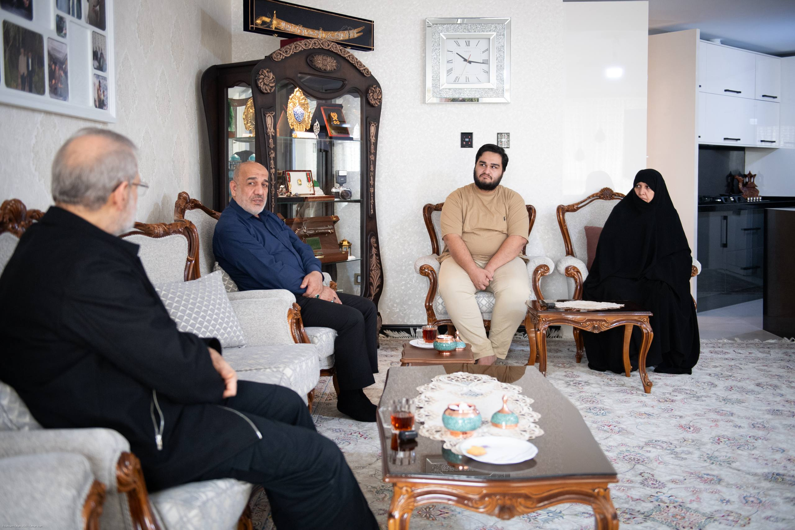 علی لاریجانی به دیدار خانواده شهیدان حاجی‌زاده و باقری رفت