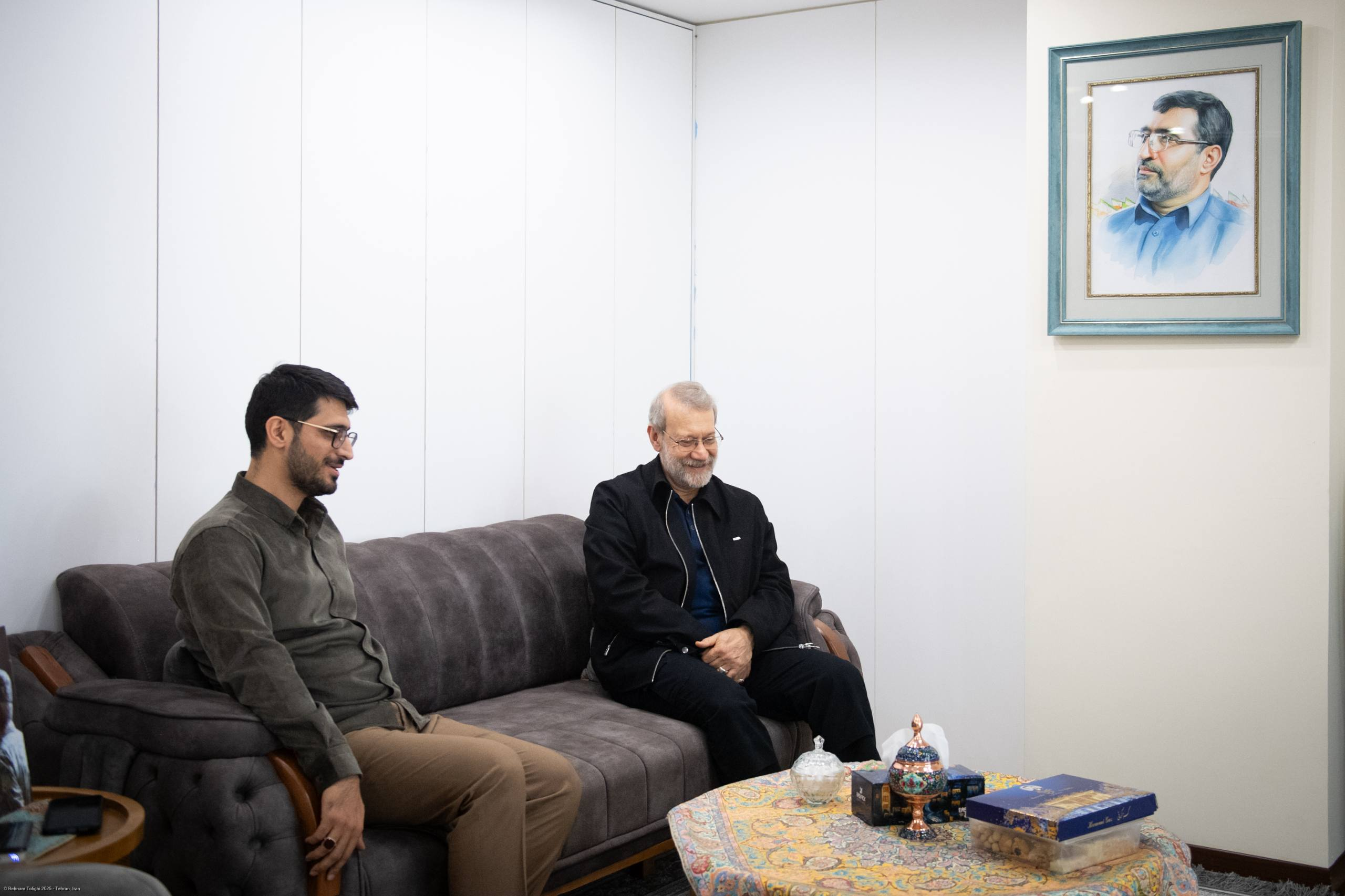 علی لاریجانی به دیدار خانواده شهیدان حاجی‌زاده و باقری رفت