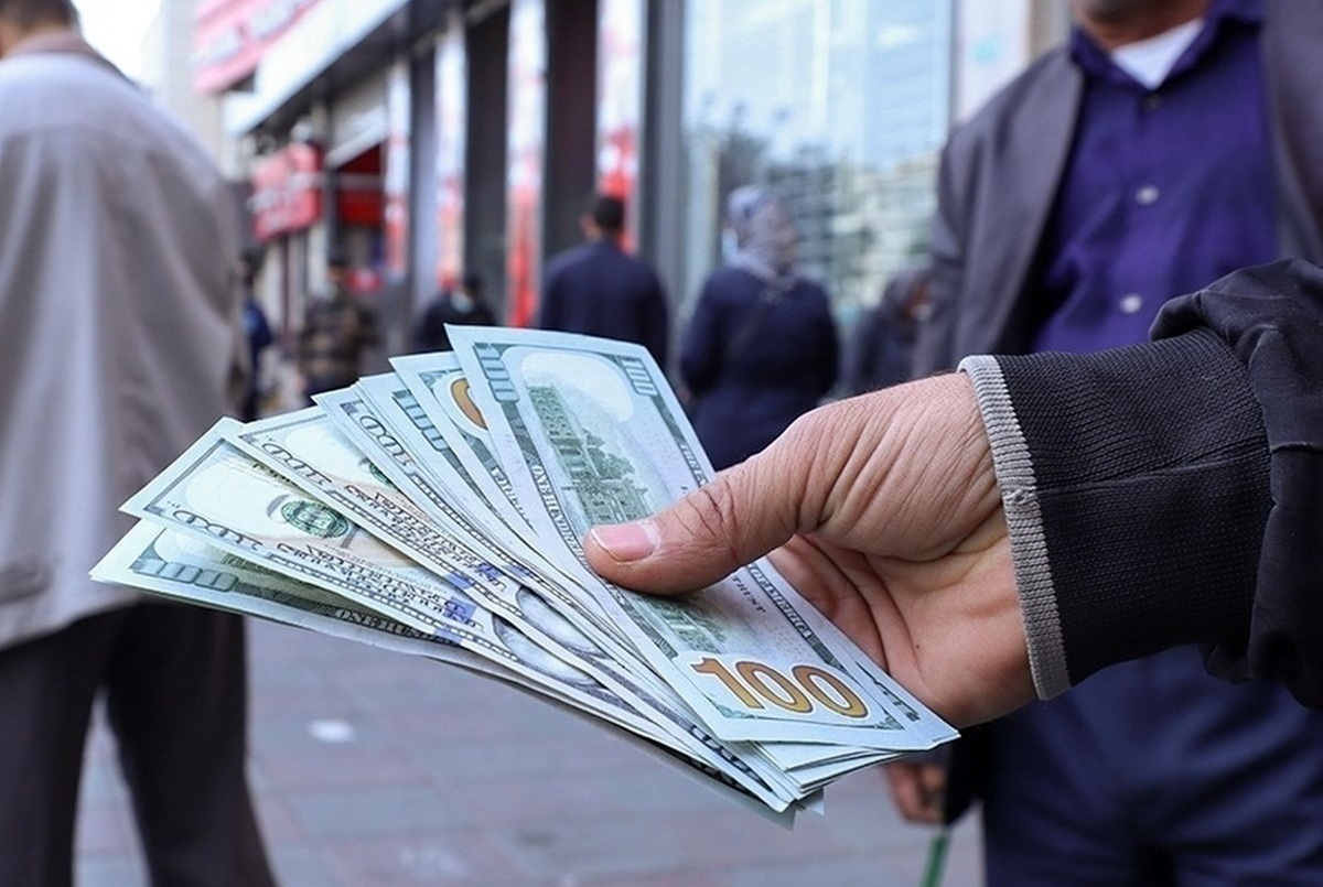 دلار در مشهد به ۱۴۱ هزار تومان رسید | رشد ۶ هزار تومانی دلار طی یک روز در مشهد (۷ دی ۱۴۰۴)