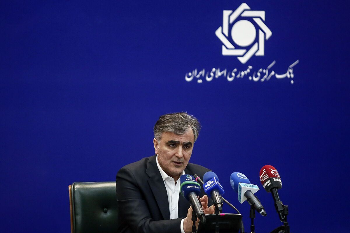 خبر ابقاء فرزین، رئیس&zwnj;کل بانک مرکزی تکذیب شد